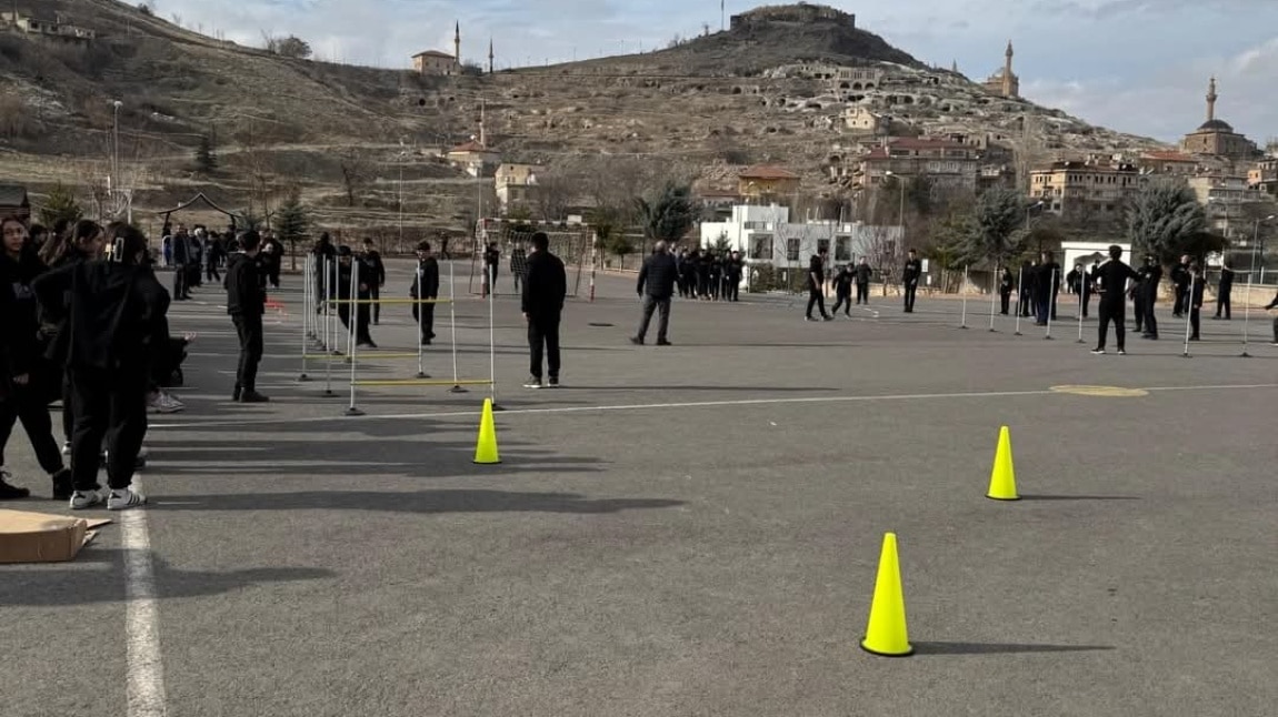 Etkinlik Haftamızı sosyal, sportif faaliyetler, münazaralar, film gösterileri, müzik dinletisi gibi birçok etkinlikle tamamladık..